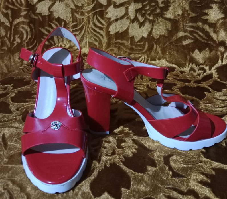 Продам босоножки