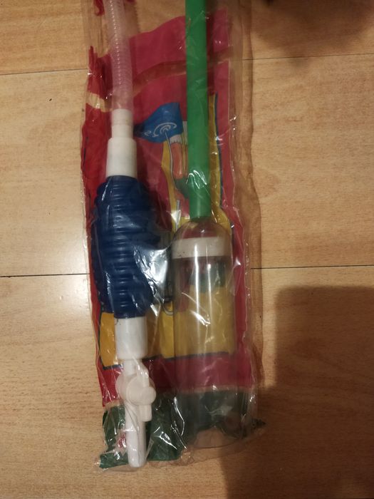 Помпа для жидкостей с краном.