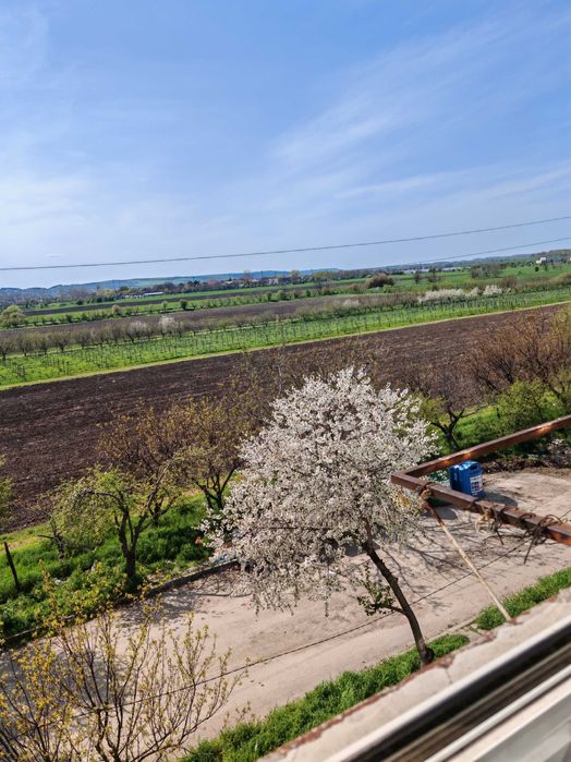 Продавам двустаен апартамент в кв. Деленките с. Айдемир