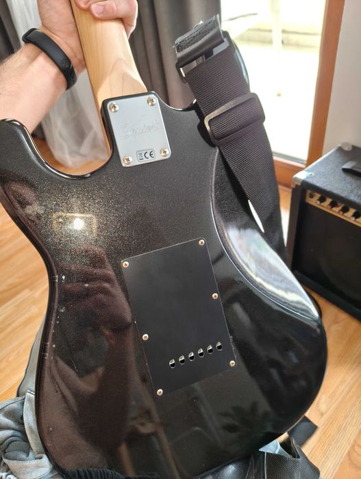 Електрическа китара Squier Affinity Stratocaster HSS + Усилвател и калъф