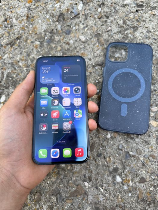 Vand iPhone 14 negru 128 GB in stare perfecta