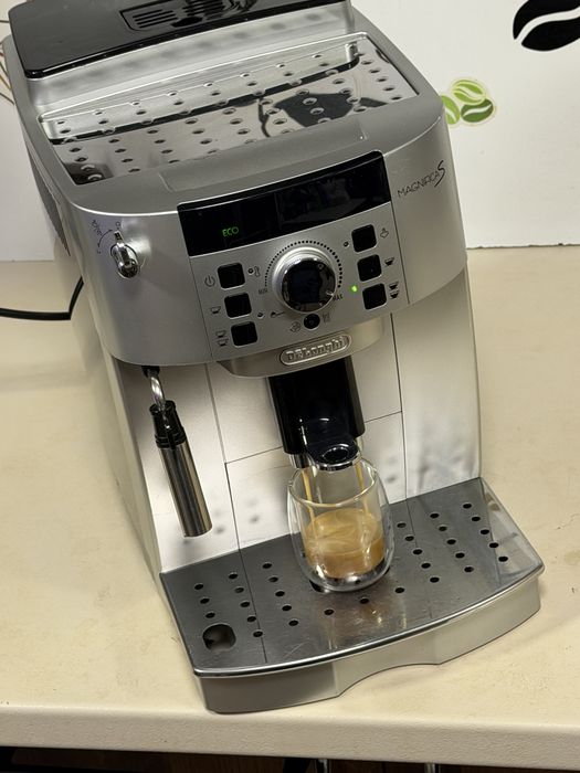 Кафемашина кафе автомат delonghi magnifica S с гаранция