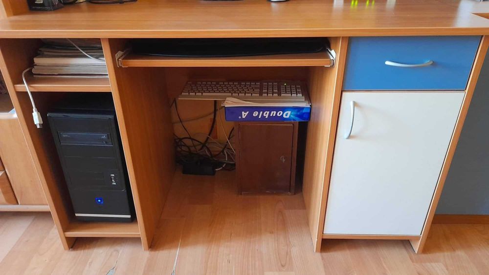 Продавам детски кът в комплект с бюро