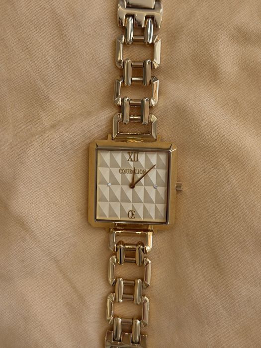 Златист часовник COEUR DE LION