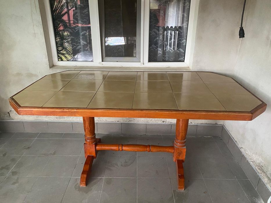 Vând masa din lemn placata cu gresie