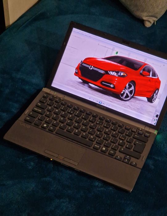Laptop Sony Vaio cu două pete pe display