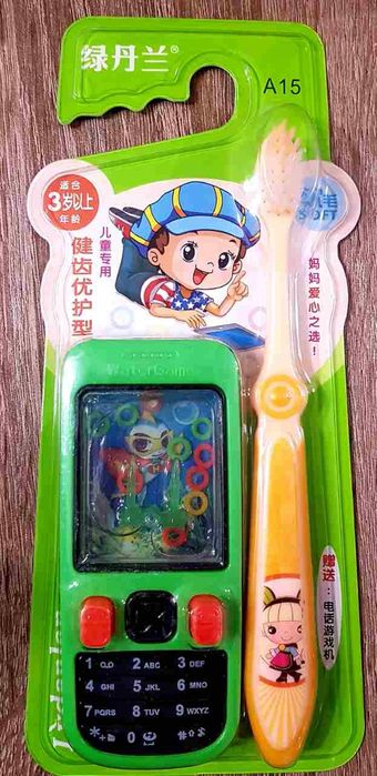 Детские зубные щетки в комплекте игрушки