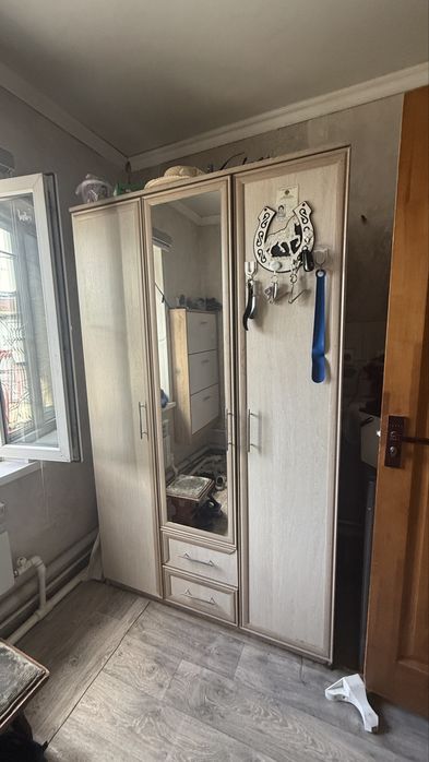 Шкаф не большой с зеркалам