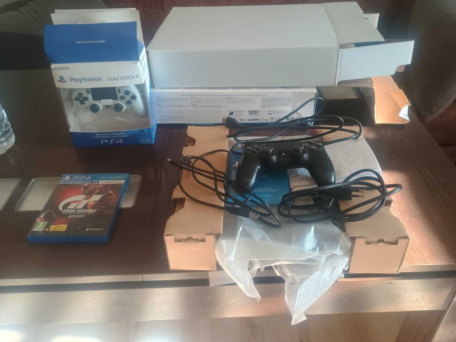 Play station 4 1TB 2 Joystick + GT