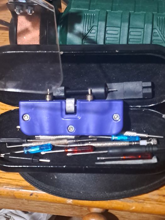 Сет за часовникари (в черната кутия със синия апарат):
​Син инструмент