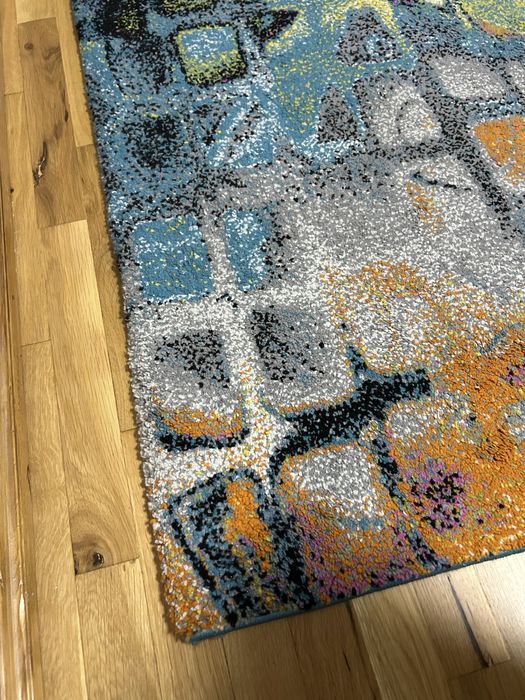 Модерен килим – многоцветен, отлично състояние