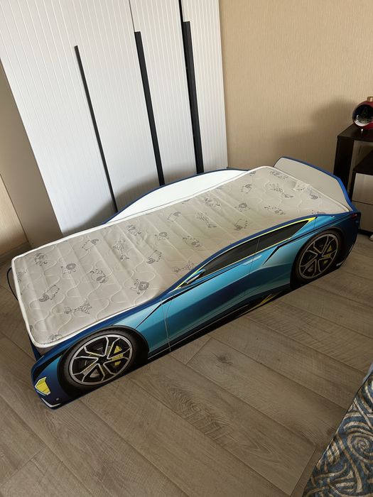 Детская кровать машинка