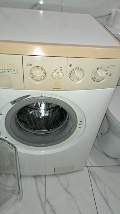 Mașină de șpălat haine în stare foarte bună de funcționere .