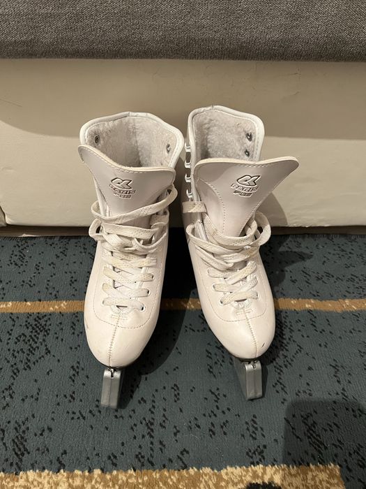 Коньки фигурные.