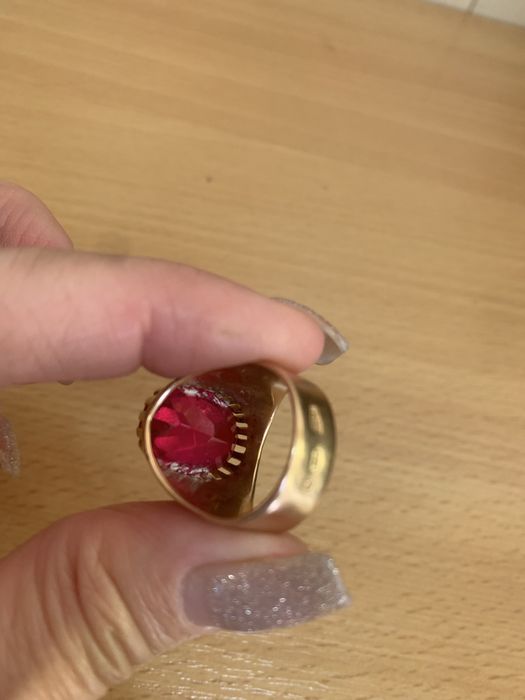 Женский перстень с рубином