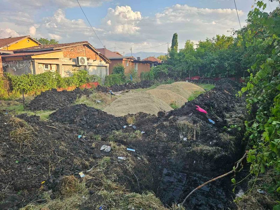 Услуги с мини багер - копаене, септични ями и ВиК".