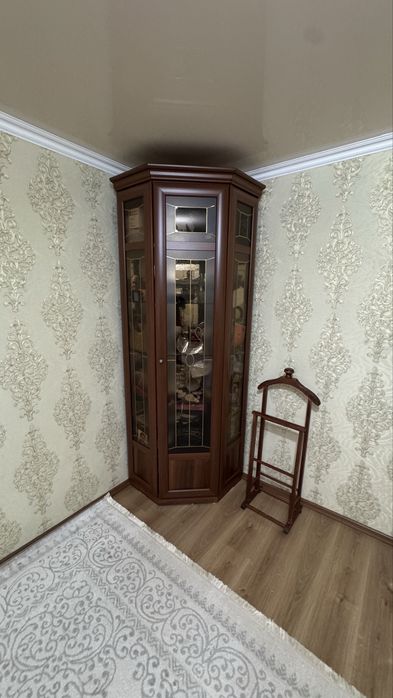 Продам угловой сервант