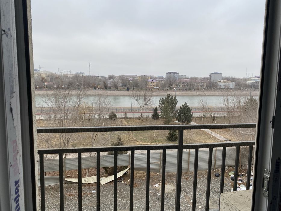 Urganch Shahar markazinda 2 xonali karobga holatinda 76 kv