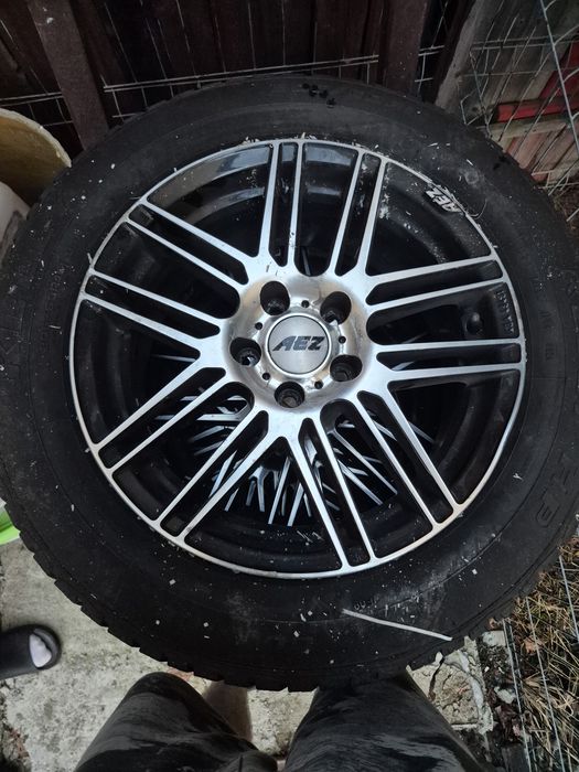 Jante cu cauciucuri de vară noi.