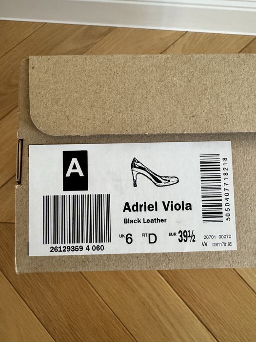 Чисто нови обувки Clarks висок ток