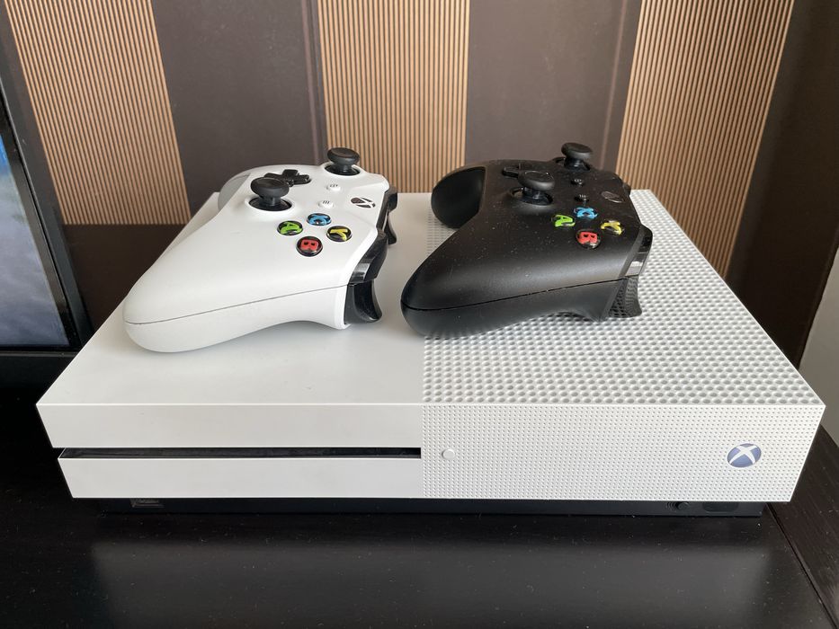 Xbox One S 1TB + 2 Controllere