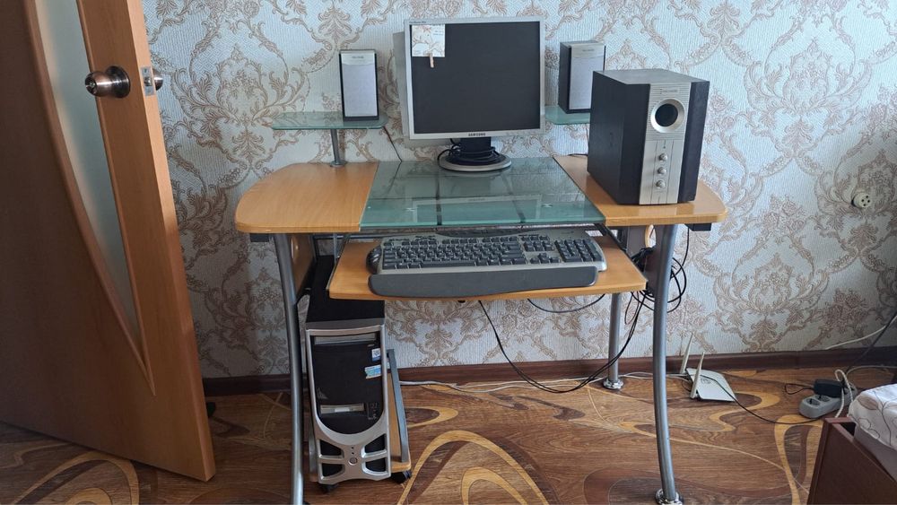 Продам стол компьютерный