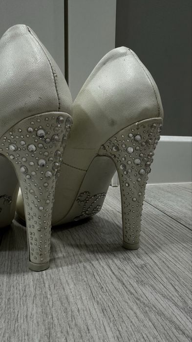 Отдам туфли белые