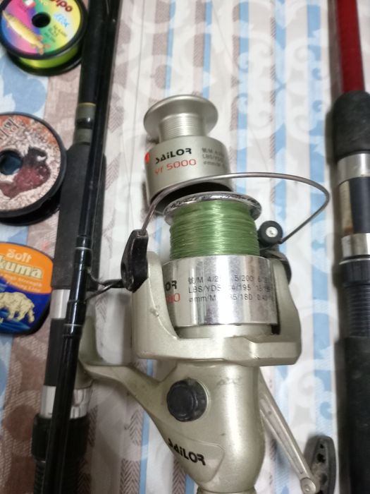 Trei lansete de pescuit cu mulinete aferente și tambur de rezerva.