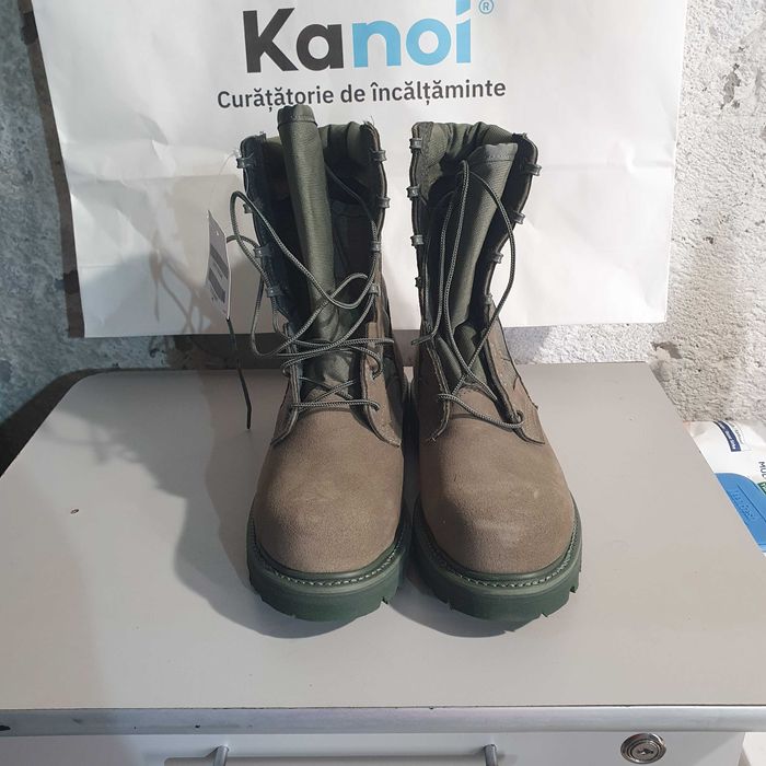 Bocanci militari diferite modele.