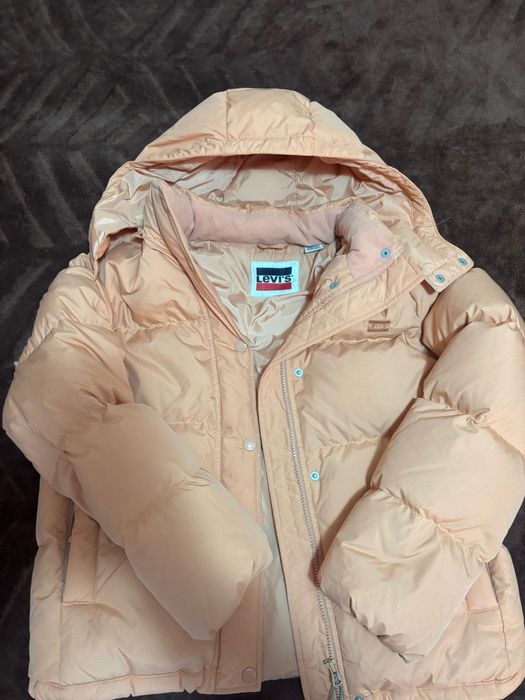 Vand geaca Levi’s,marimea M,de dama