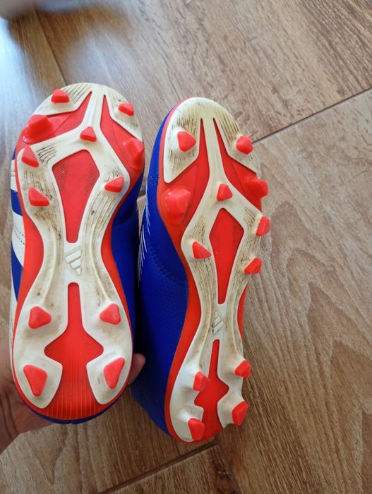 Vând crampoane adidas mărimea 35