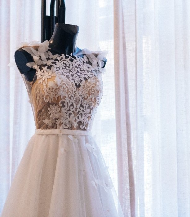 Rochie mireasa cu trena fluturi 3D
