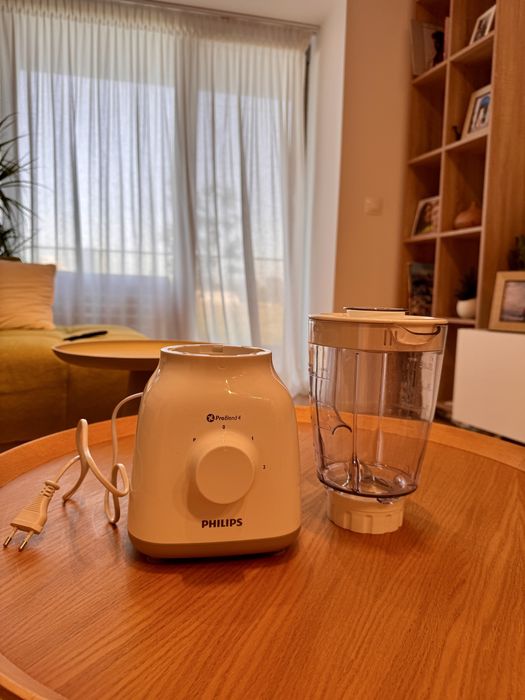 Vând blender Philips Daily Collection Blender 400W, în stare foarte bună, perfect funcțional