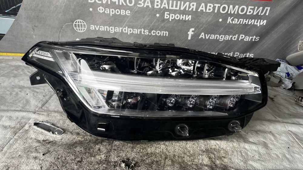 4 броя ляв и 3 броя десен фар Volvo XC90 2 2016-
