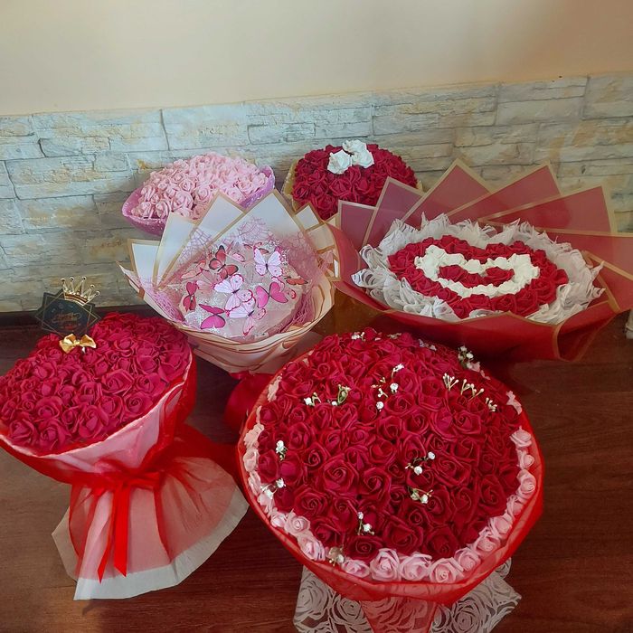 Букет от вечни рози и светещи пеперуди