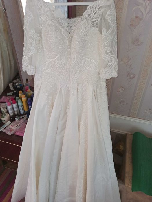 Келин кўйлак сотилади