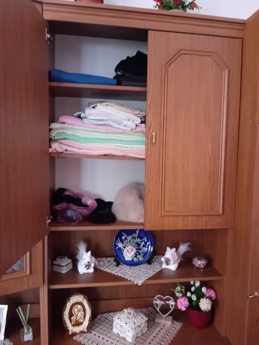 Vând mobila cu vitrina și dulapuri