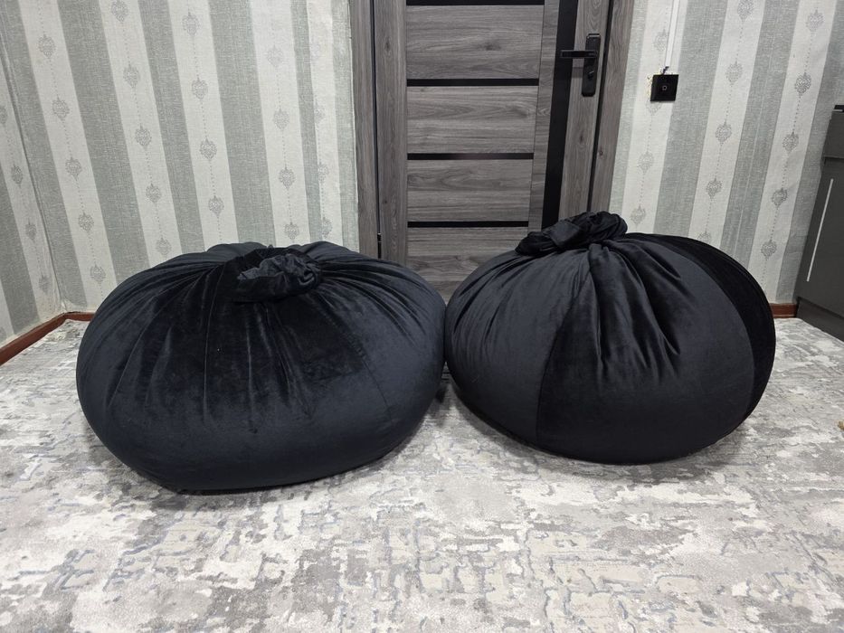 Срочно продаю 2 мягких пуфа