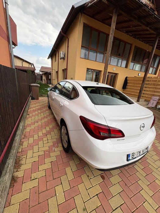 Opel Astra J 2015 - Benzină, Automată, Stare Bună