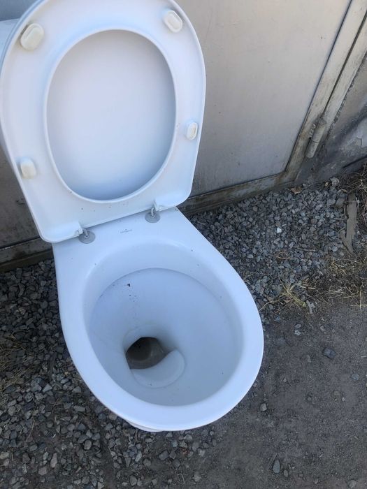 Продам унитаз с бачком