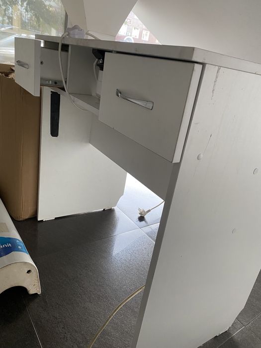 Маникюрный стол с вытяжкой