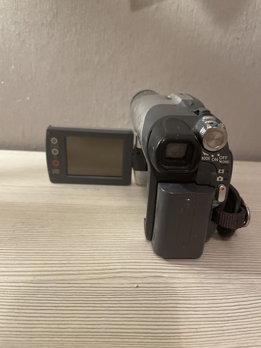 Срочно продам видеокамеру sony