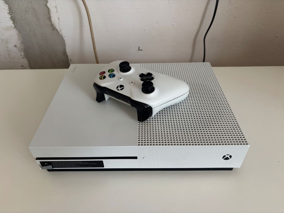 Vând Consolă Xbox one cu maneta