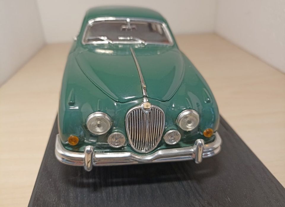 Jaguar Mark II 1959 maisto 1 18
Macheta din metal la scara 1/18
Produs