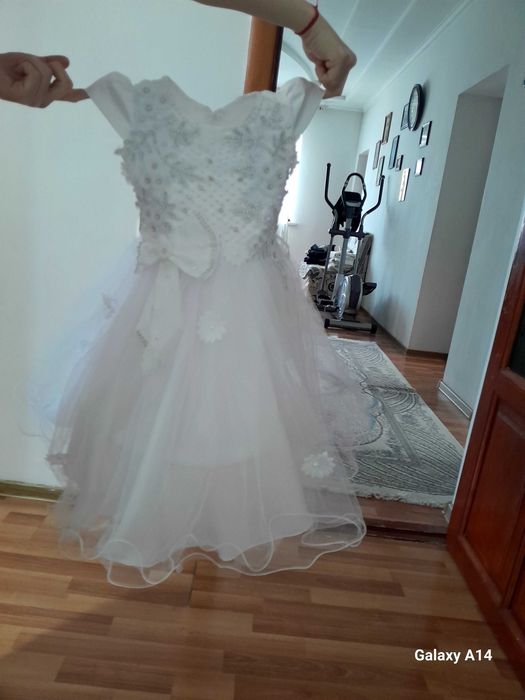 Нарядное белое платье