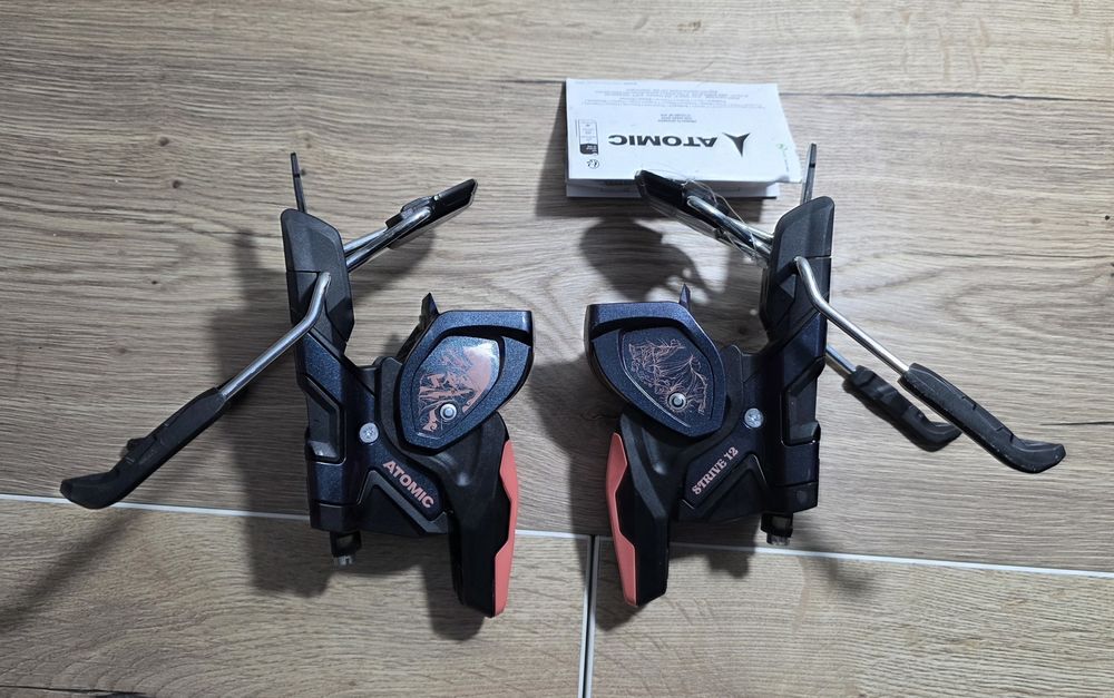 Legături de schi ATOMIC Strive 12 GW 2025, Noi