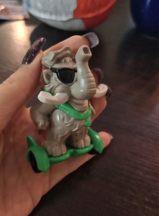 Киндер Мамонт на гироскутере