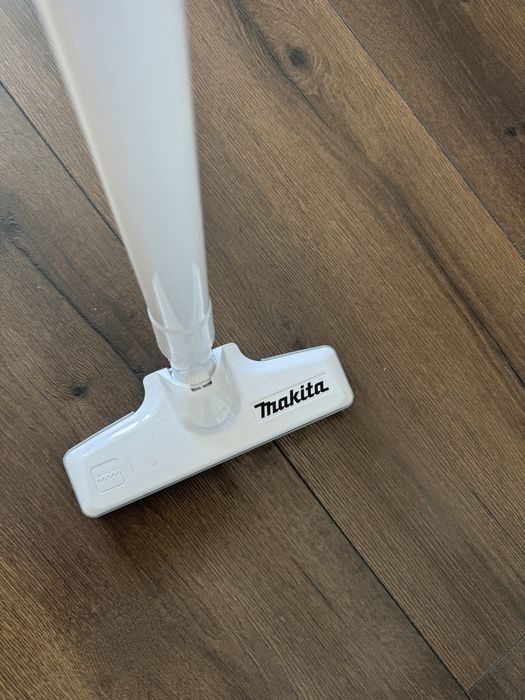 Вертикална прахосмукачка Makita