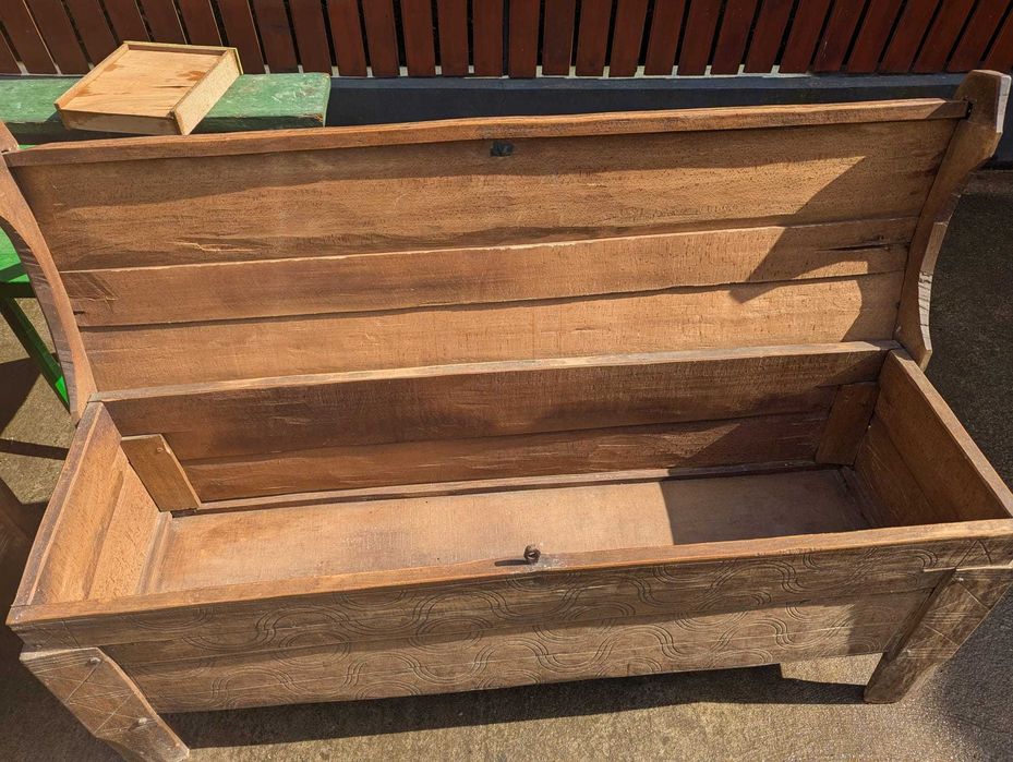 Ladă de zestre veche din lemn masiv, sculptată manual, autentică