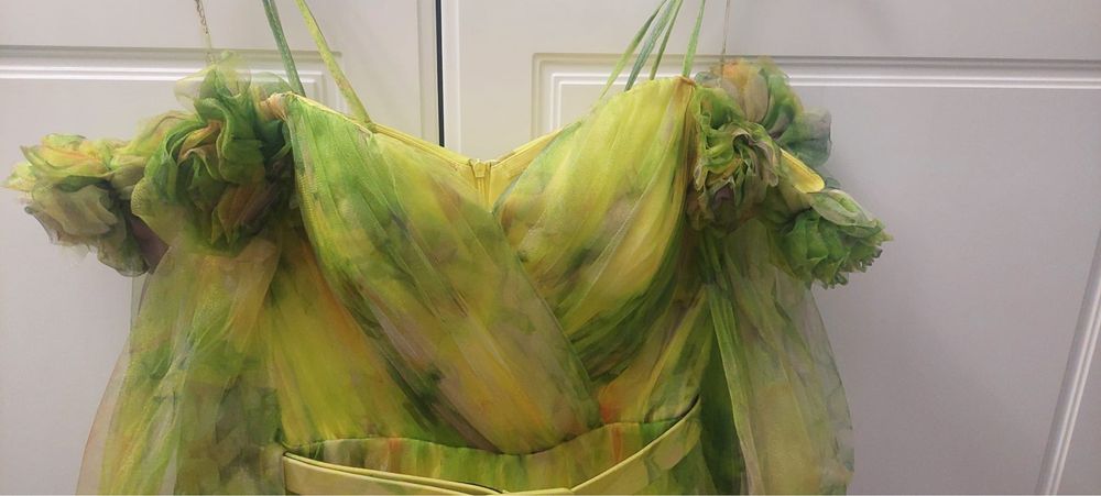 Rochie dama superba cu trandafiri 3D pe umeri